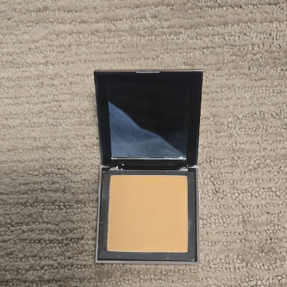 NWOT Doucce Cache Creme Powder Foundation YL3